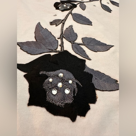 Vintage Volunteer Knit Apparel White Tee with Embroidered Black Floral Design - Picture 5 of 6